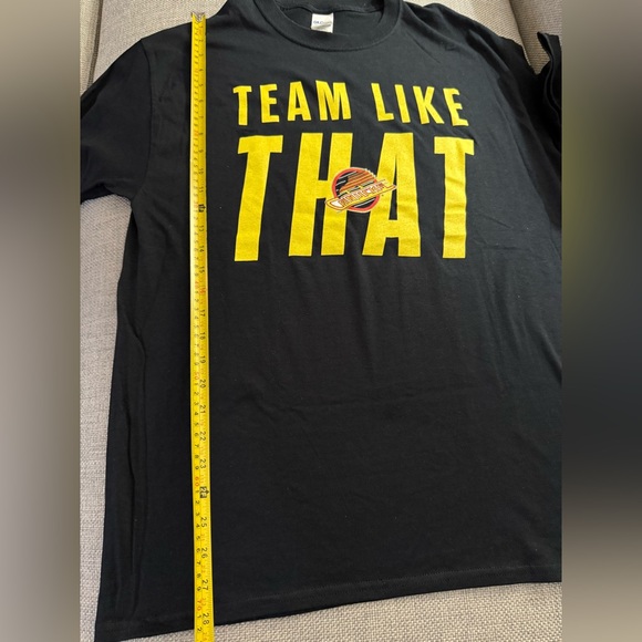 NWOT ‘TEAM LIKE THAT’ Black T-Shirt Canucks Logo on front - Picture 9 of 11